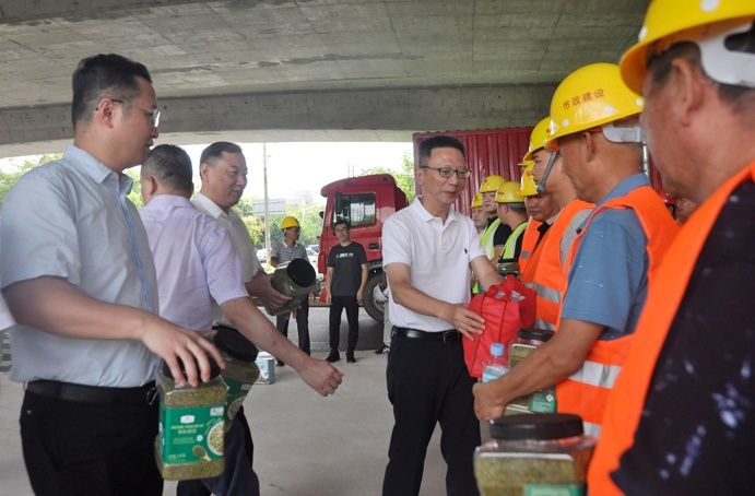 南昌市政公用集團(tuán)鄭學(xué)平到工程建設(shè)一線送清涼6914.jpg