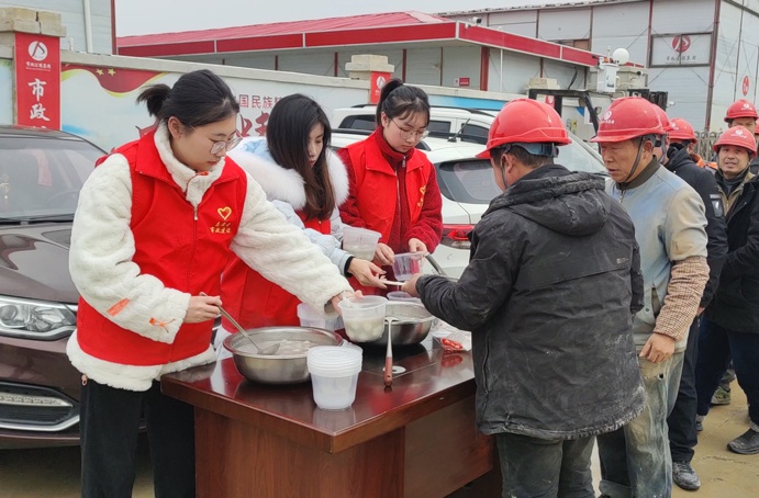 南昌市政建設(shè)集團(tuán)到項(xiàng)目一線慰問員工開展送湯圓活動691.jpg